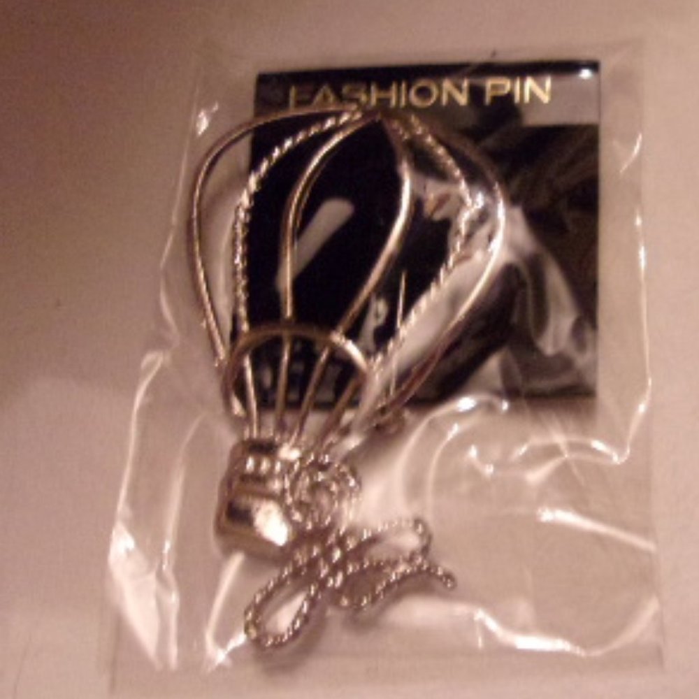 NWT LOVELY HOT AIR BALLOON BROOCH. TUB2-1